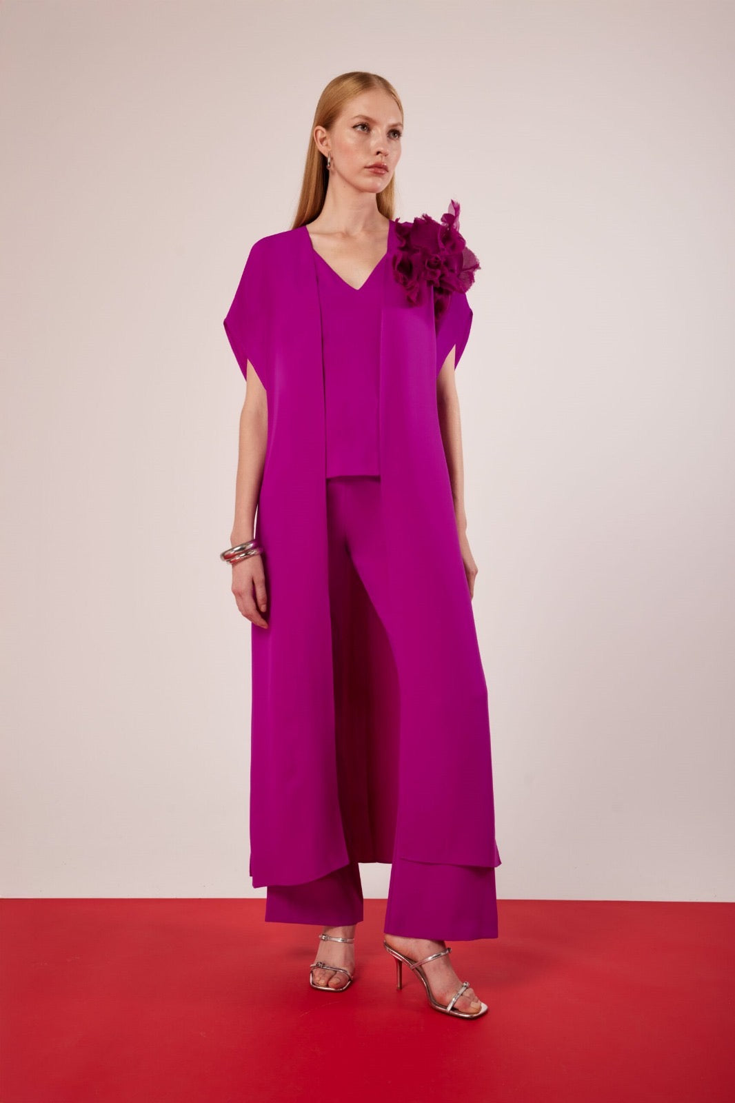 CARLA RUIZ - COMPLETO COMPOSTO DA UN TOP CON SCOLLO A V E MANICHE CORTE AMPIE, ABBINATO AD UN PAIO DI PANTALONI PALAZZO LARGHI E