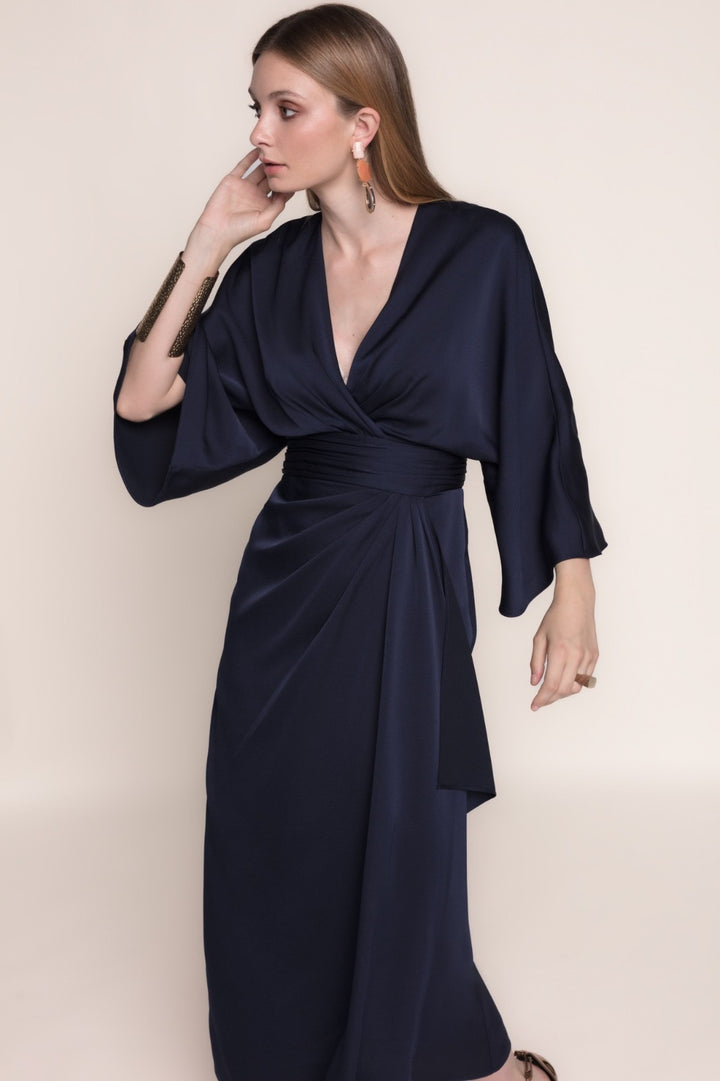 MATILDE CANO - ABITO MIDI INCROCIATO BLU NAVY È UN CAPO SOFISTICATO E SENZA TEMPO CHE ESALTA LA SILHOUETTE CON UN TOCCO MINIMALISTA E