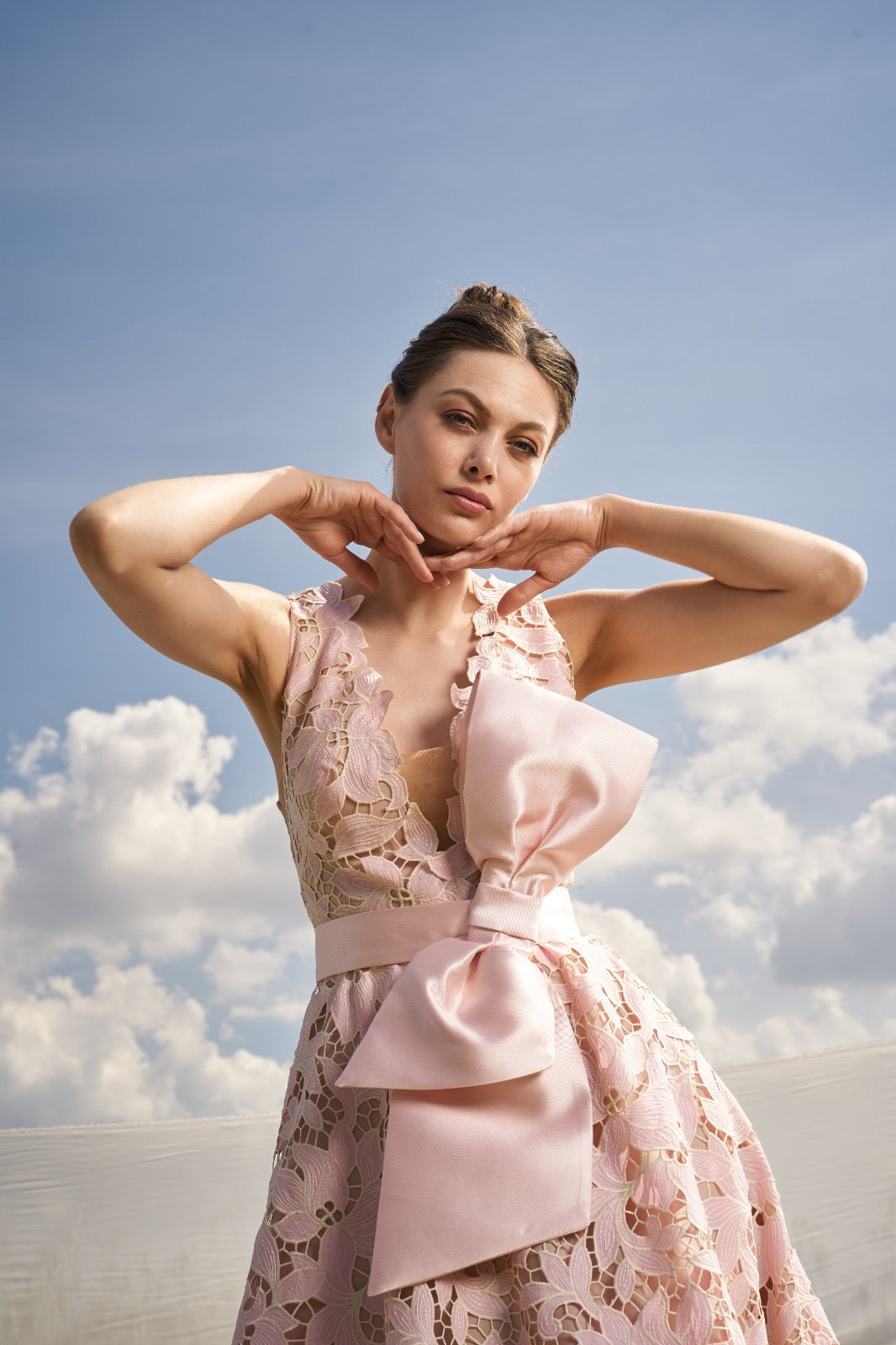 MISCHALIS - ABITO MIDI IN PIZZO ROSA CON FIOCCO COUTURE