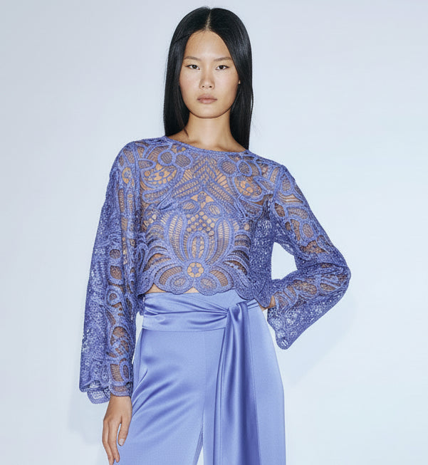 TWINS - BLUSA RAFFINATA IN PIZZO TRAFORATO DAL DESIGN RICERCATO, CON MANICHE AMPIE E VESTIBILITÀ MORBIDA.