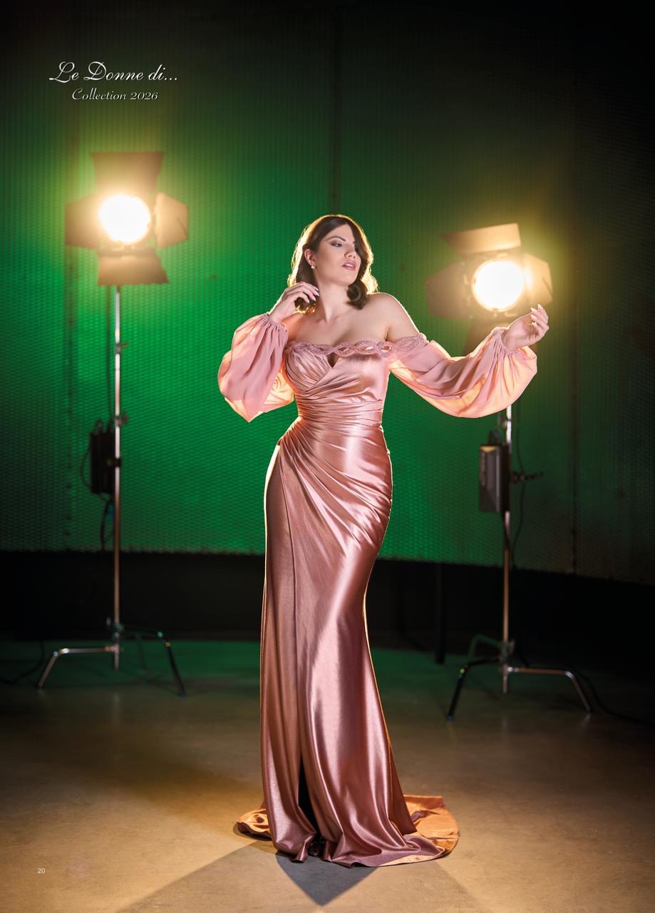 LE DONNE DI... - ABITO LUNGO IN RASO ROSA LUMINOSO, CARATTERIZZATO DA UN ELEGANTE SCOLLO OFF-SHOULDER E MORBIDE MANICHE LUNGHE
