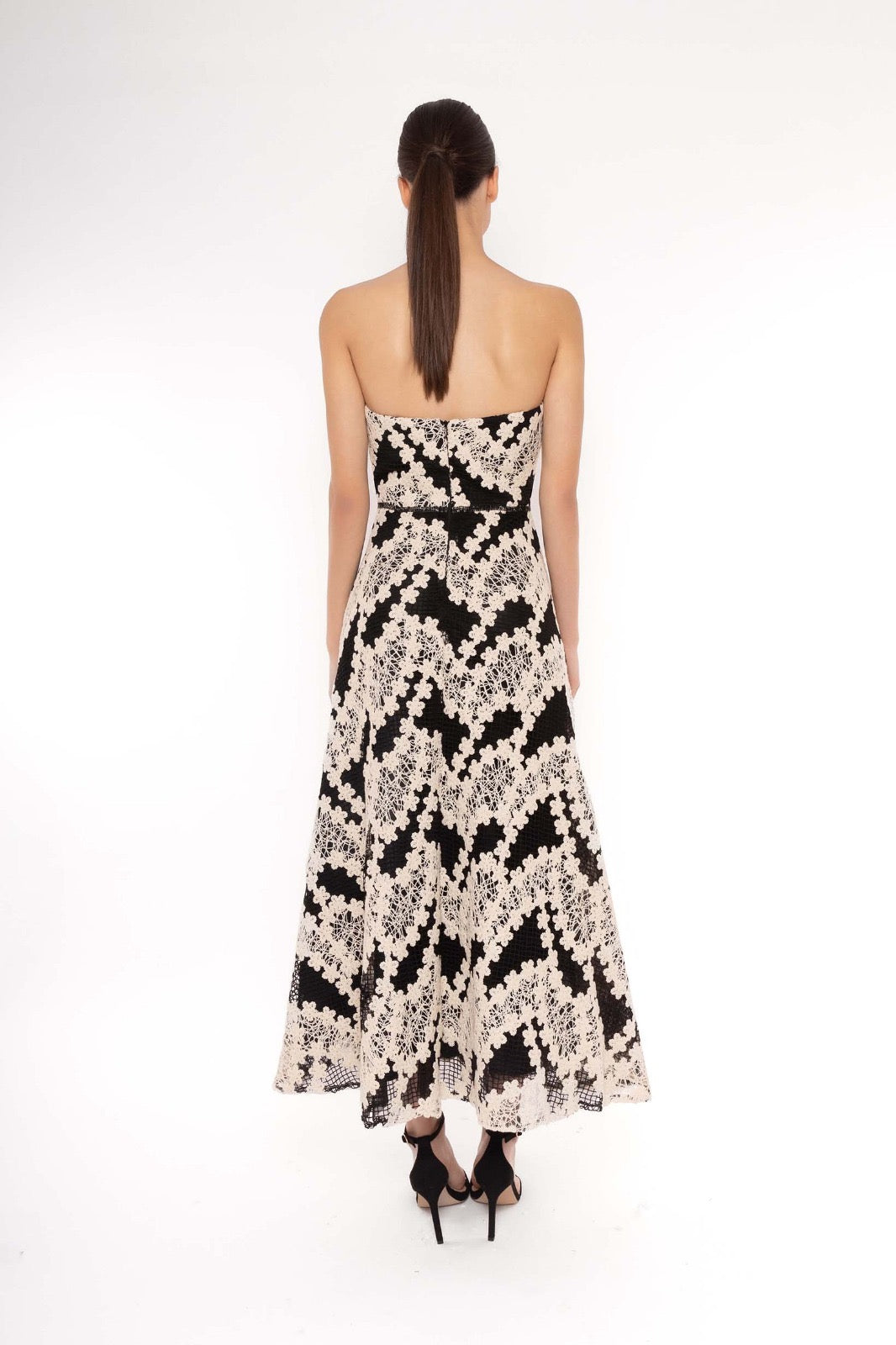CARLA RUIZ - ABITO LUNGO IN PIZZO BICOLOR CON SCOLLO A FASCIA