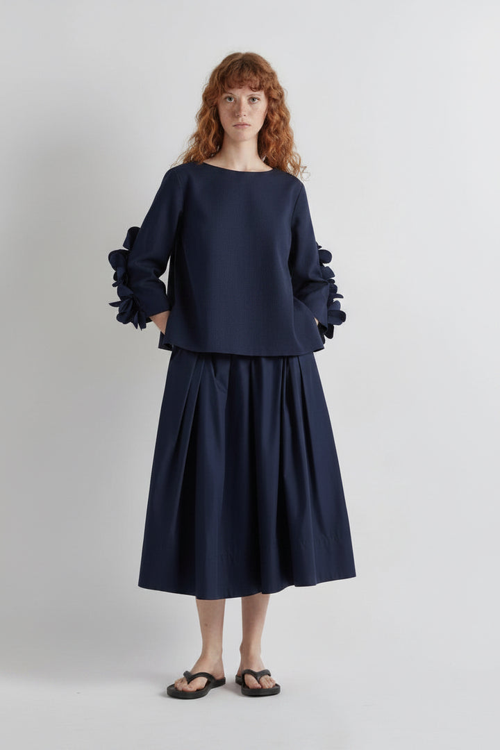 MEIMEI J - BLUSA SCOLLO A BARCA CON APPLICAZIONI FLOREALI SULLA MANICA.SPACCHI SUI FIANCHI