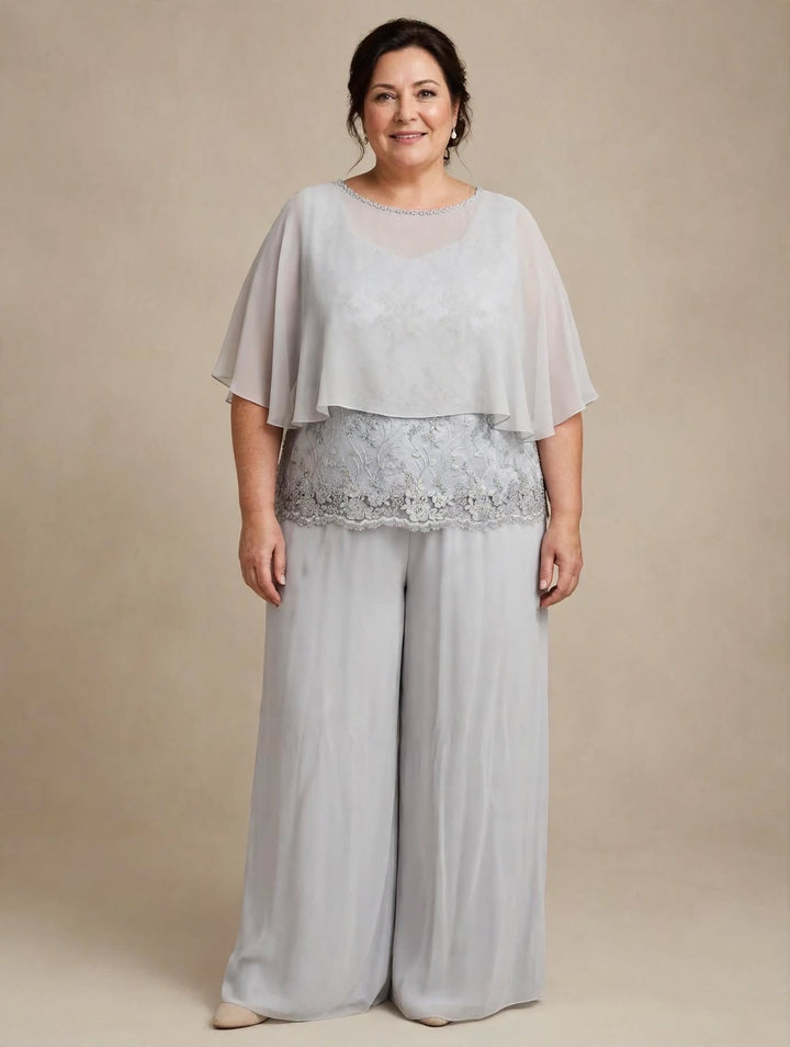 ANNA CAIAZZO - COMPLETO TRE PEZZI CON TOP CON FASCIA IN PIZZO SMERLATO, MANTELLA IN CHIFFON CON COLLARE IN STRASS E PANTALONE WIDE-LEG