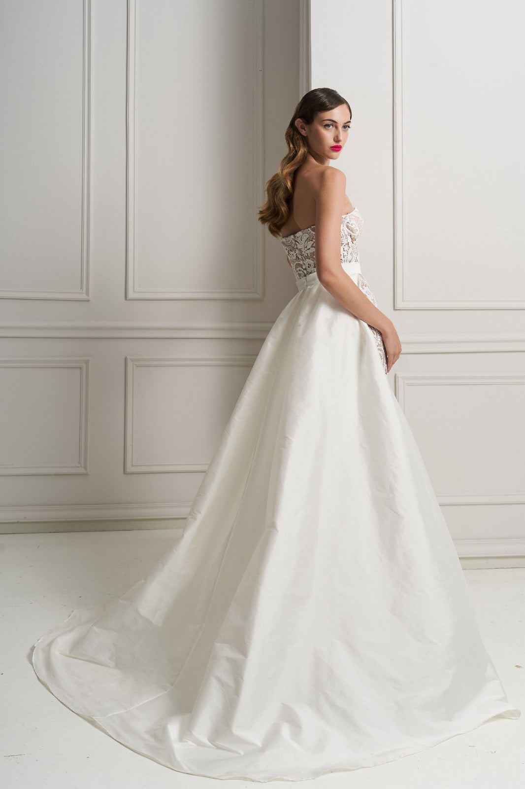MISCHALIS - ABITO LUNGO IN PIZZO CON BUSTIER STRUTTURATO E SOPRAGONNA FLUIDA