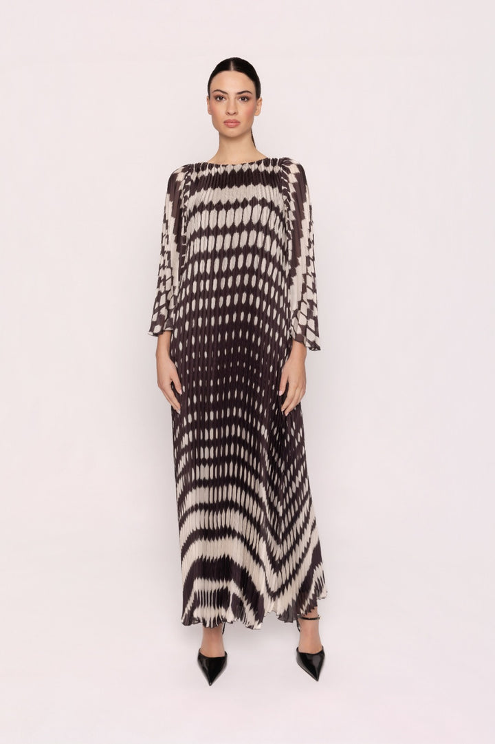CARLA RUIZ - ABITO LUNGO IN CHIFFON PLISSÉ CON STAMPA GEOMETRICA A ONDE