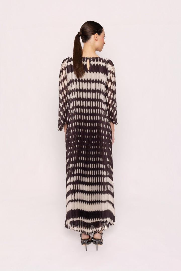 CARLA RUIZ - ABITO LUNGO IN CHIFFON PLISSÉ CON STAMPA GEOMETRICA A ONDE