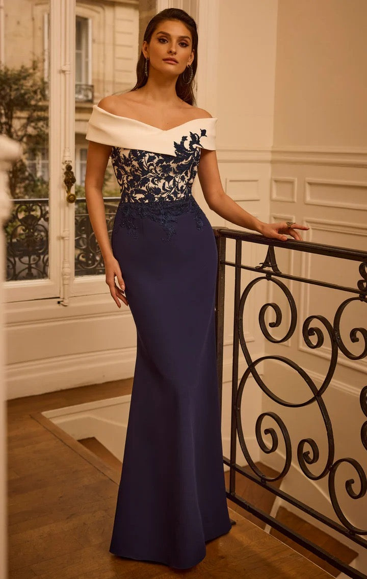 VENI INFANTINO - ABITO LUNGO ADERENTE A TUTTA LUNGHEZZA CON UNA SCOLLATURA ASIMMETRICA CON SPALLE SCOPERTE CHE TRASUDA ELEGANZA MODERNA