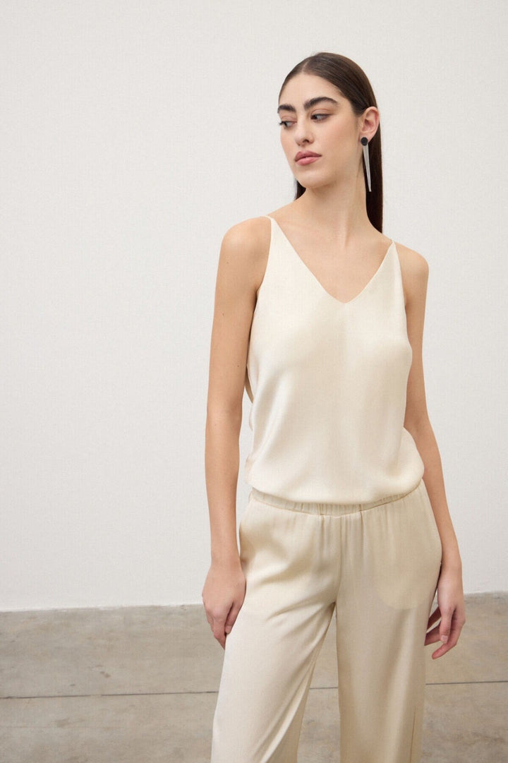 OTTO D’AME - TOP IN 100% RASO DI VISCOSA CON SPALLINE SOTTILI E SCOLLO A V, DAL DESIGN ESSENZIALE E LEGGERO