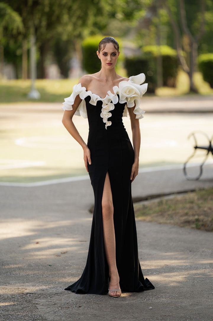 MISCHALIS - ABITO LUNGO ELEGANZA SCULTOREA IN BIANCO E NERO