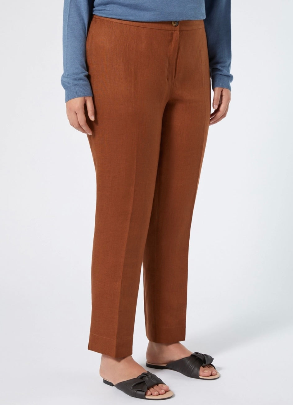 PERSONA - SONO REALIZZATI IN FRESCA TELA DI PURO LINO I PANTALONI SLIM CON PIEGA STIRATA