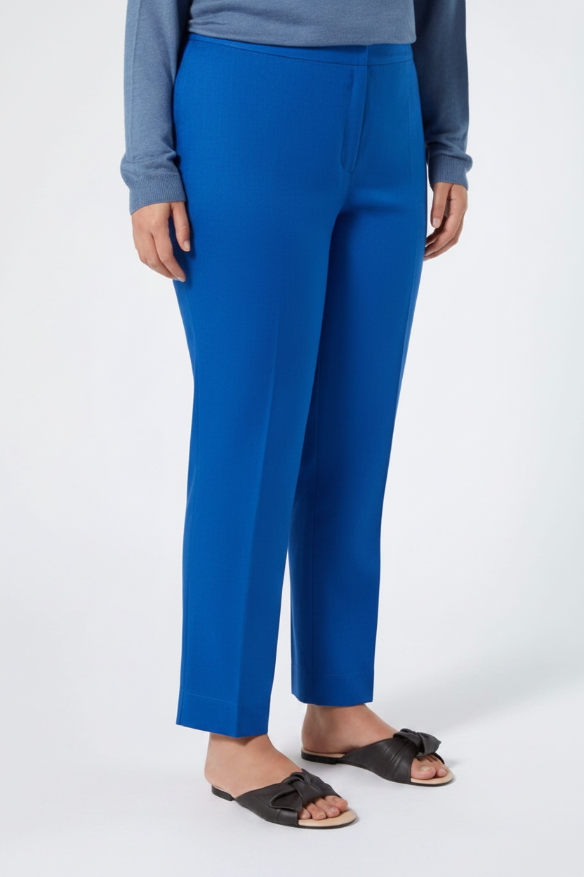 PERSONA - SONO REALIZZATI IN FRESCA TELA DI PURO LINO I PANTALONI SLIM CON PIEGA STIRATA