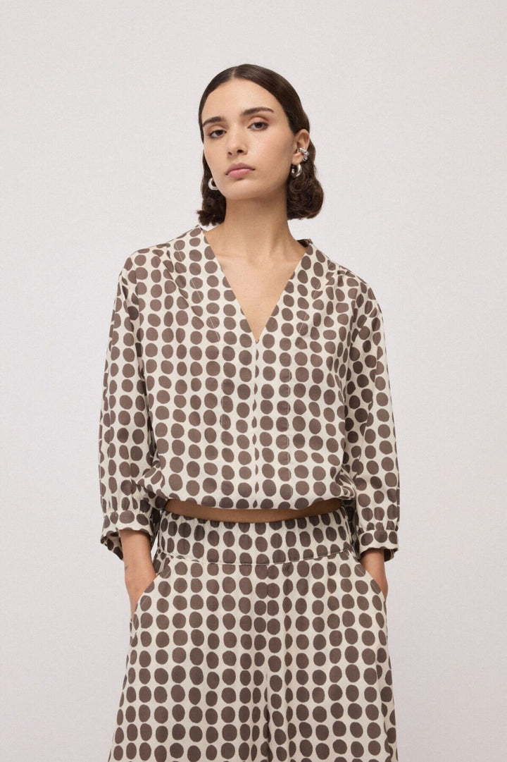 OTTO D’AME - BLUSA IN 100% COTONE, CARATTERIZZATA DA UNO SCOLLO A V E DA UNA STAMPA A POIS DAL GUSTO SENZA TEMPO