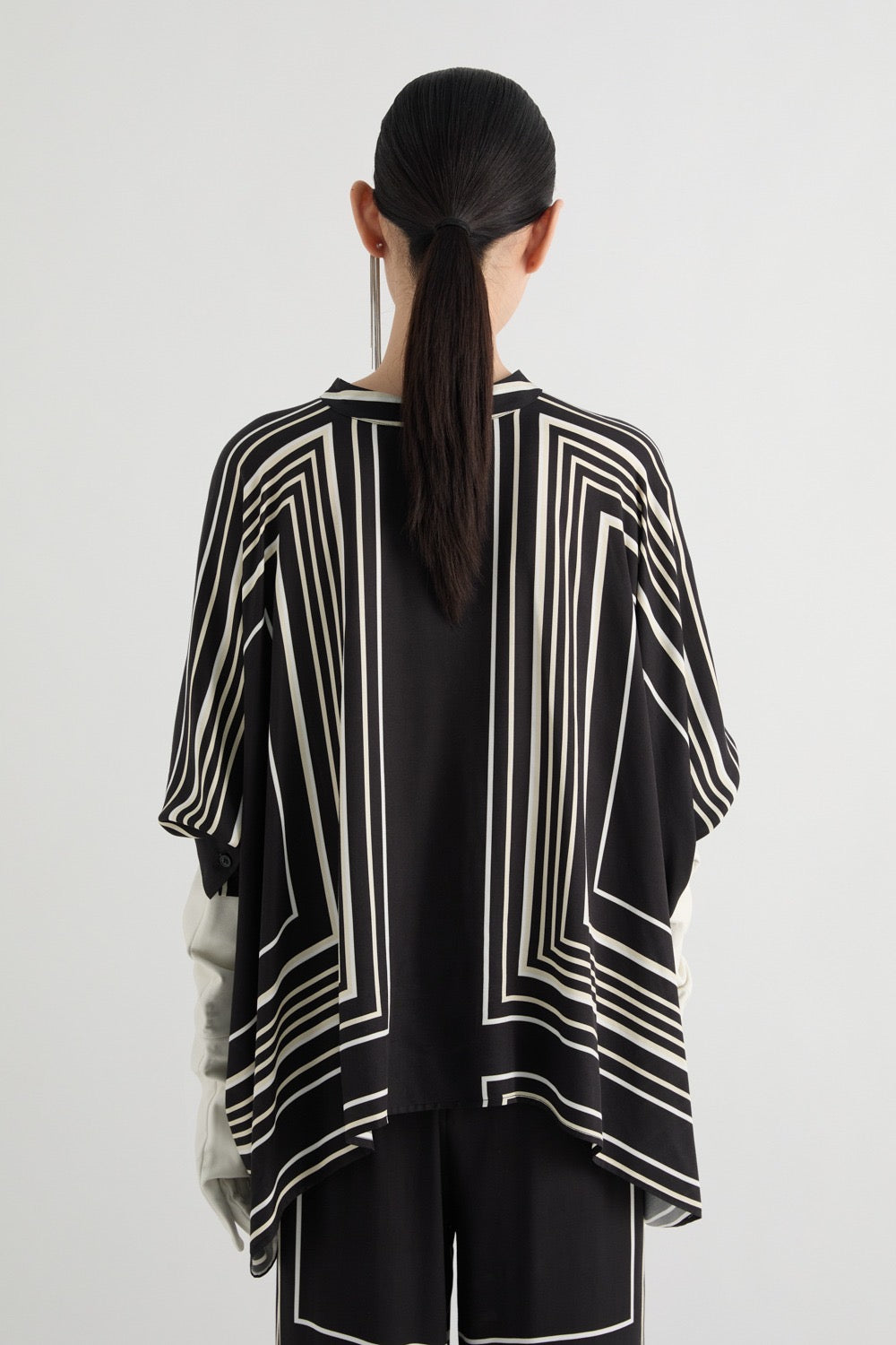 MEIMEI J - CAMICIA KIMONO IN CRÊPE CON STAMPA GEOMETRICA A RIGHE