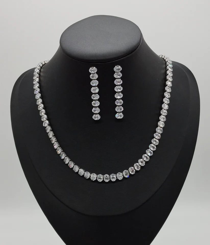 Parure di zirconi color crystal composta da collana e orecchini con rodiatura in argento