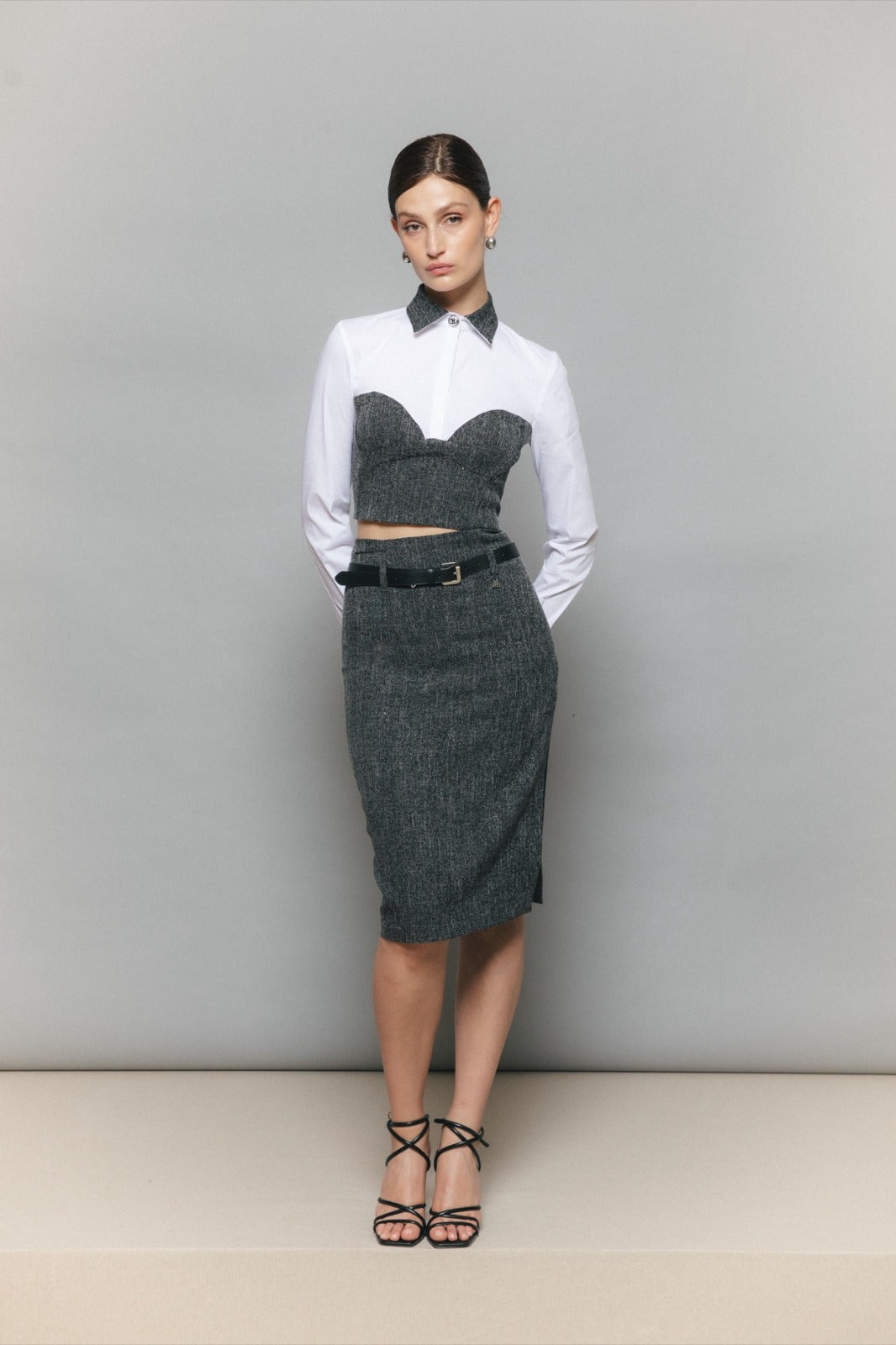 DIVEDIVINE - CAMICIA CROPPED CON COLLETTO E CORPETTO IN CONTRASTO.