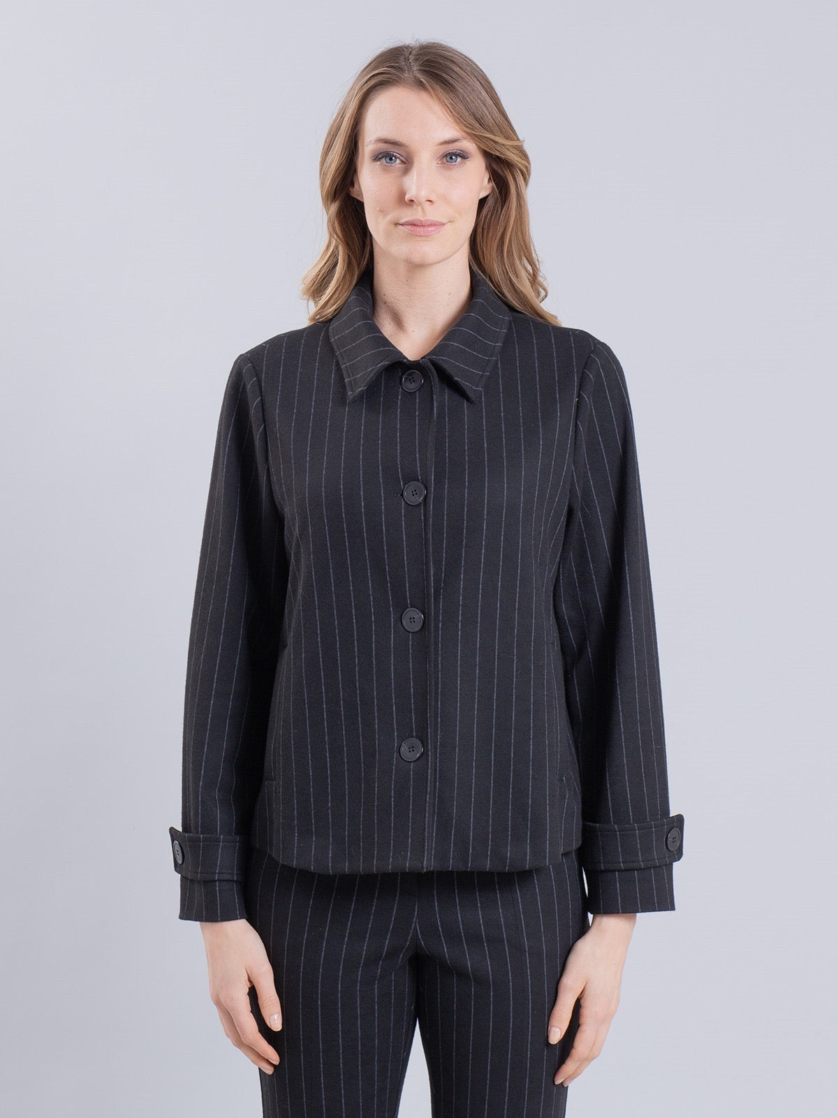 Giacca nera con righe grigie modello camicia