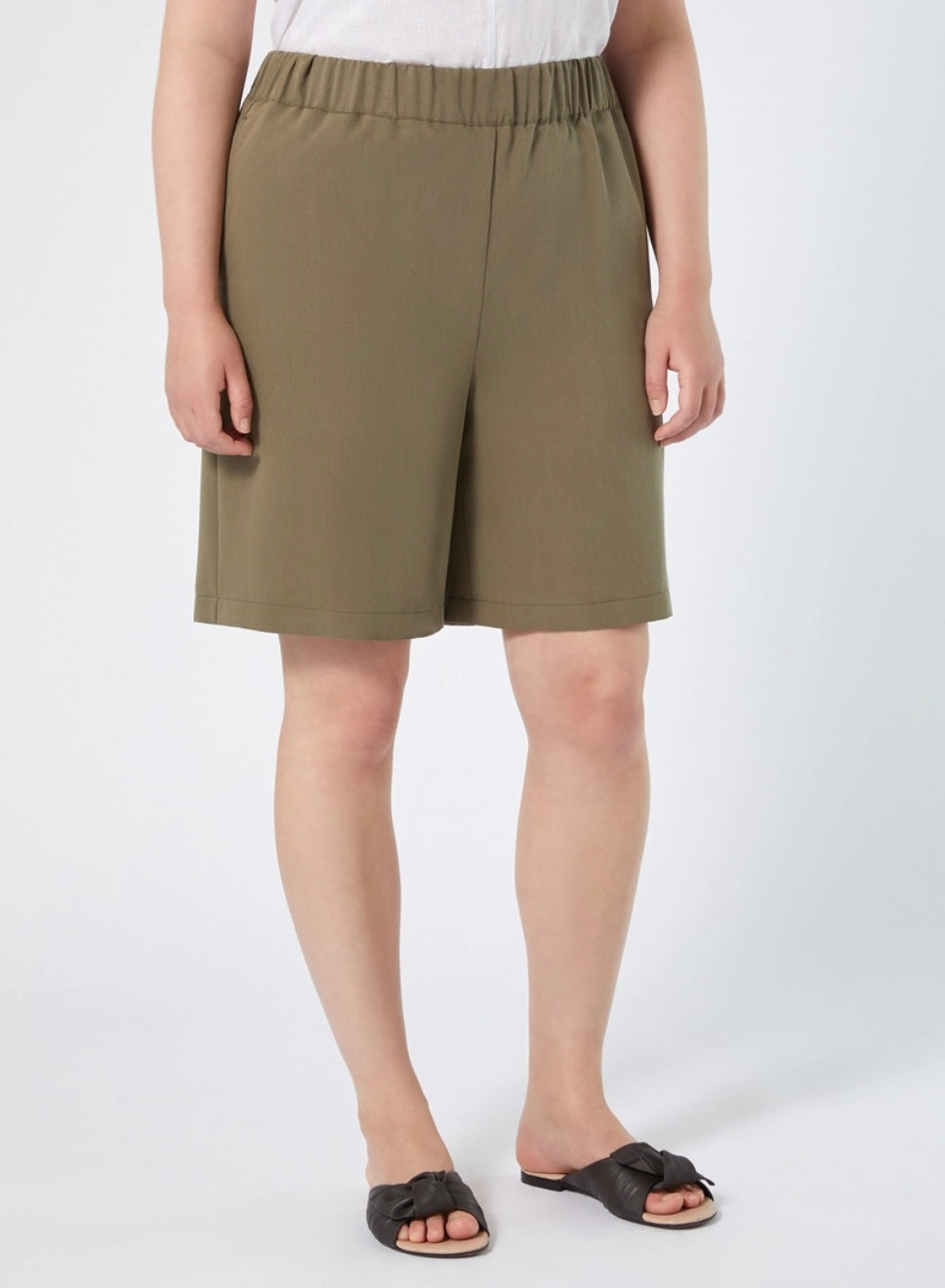 PERSONA - HANNO UNA LINEA CLASSICA E VERSATILE I BERMUDA IN TENCEL, CON TASCHE SUL RETRO