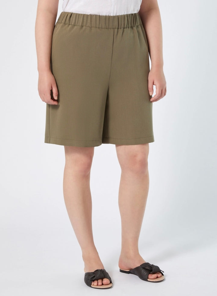 PERSONA - HANNO UNA LINEA CLASSICA E VERSATILE I BERMUDA IN TENCEL, CON TASCHE SUL RETRO
