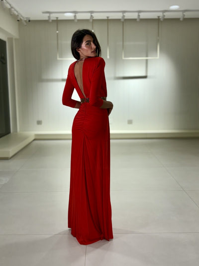 Abito lungo rosso con scollo profondo e spacco laterale