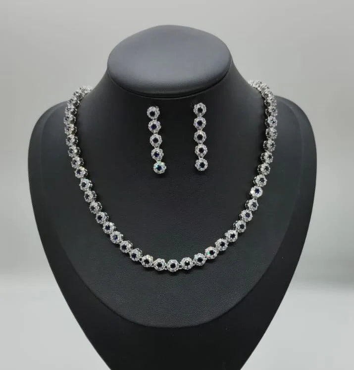 Parure di zirconi color crystal e blu composta da collana e orecchini con rodiatura in argento