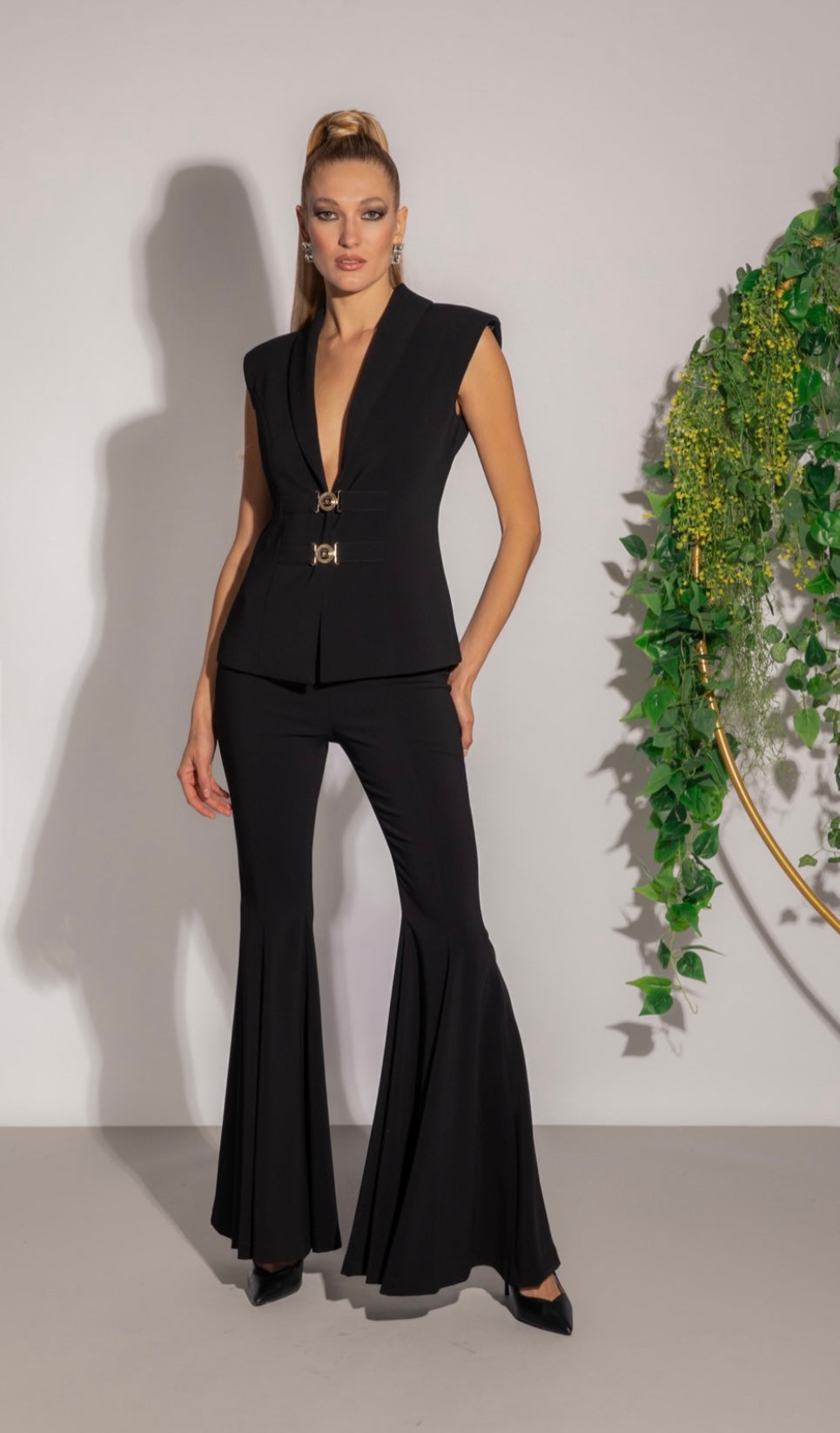 DIVEDIVINE - GILET SCOLLO A V CON FIBBIE LOGATE