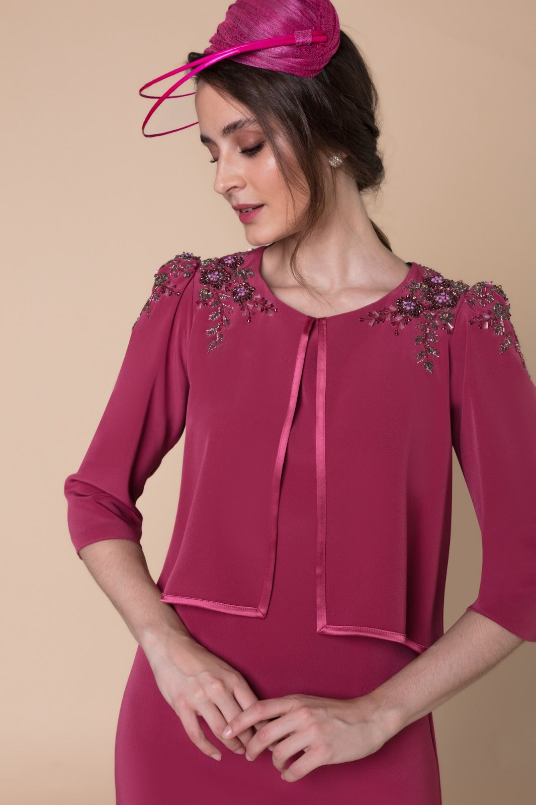 MATILDE CANO - ABITO LUNGO ELEGANTE COLOR LAMPONE CON MANTELLINA GIOIELLO