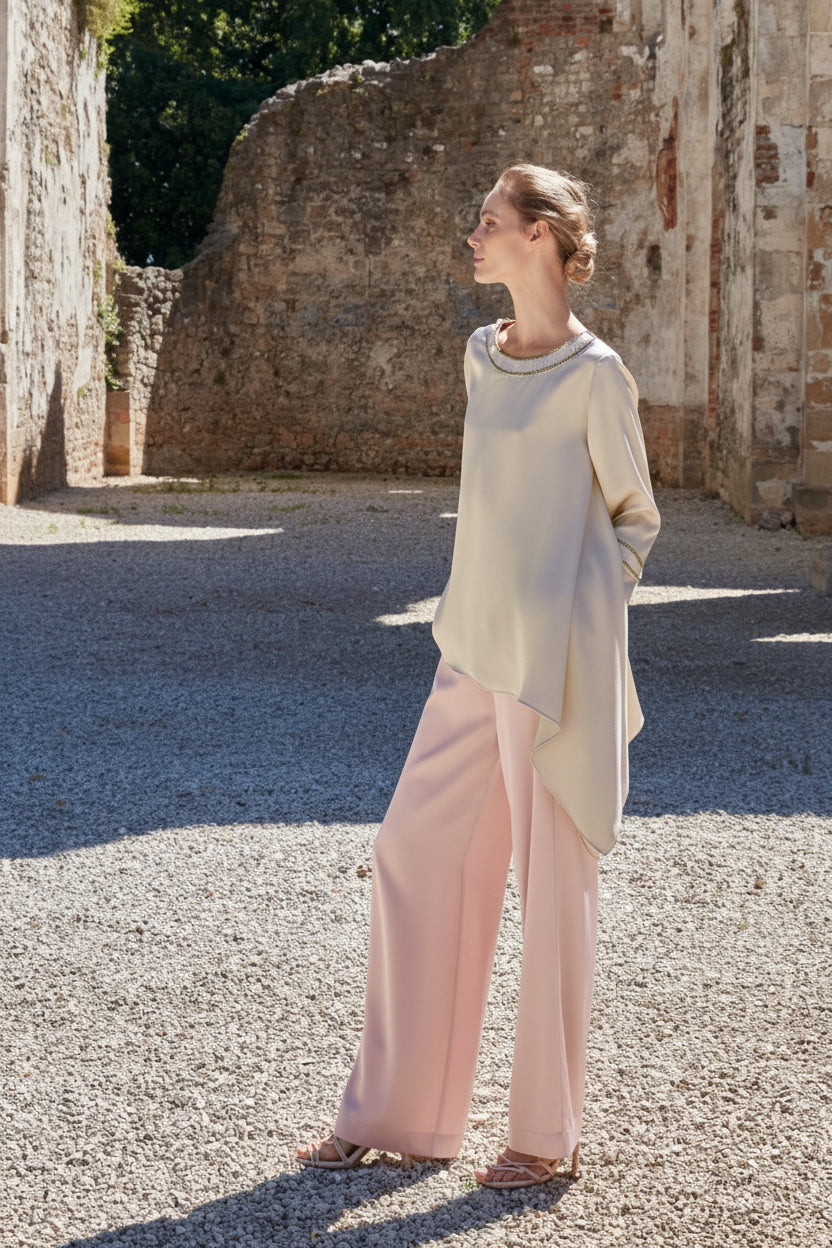 CLIPS - QUESTO PANTALONE MODELLO PALAZZO IN LEGGERO RASO È L’EMBLEMA DELL’ELEGANZA DISINVOLTA