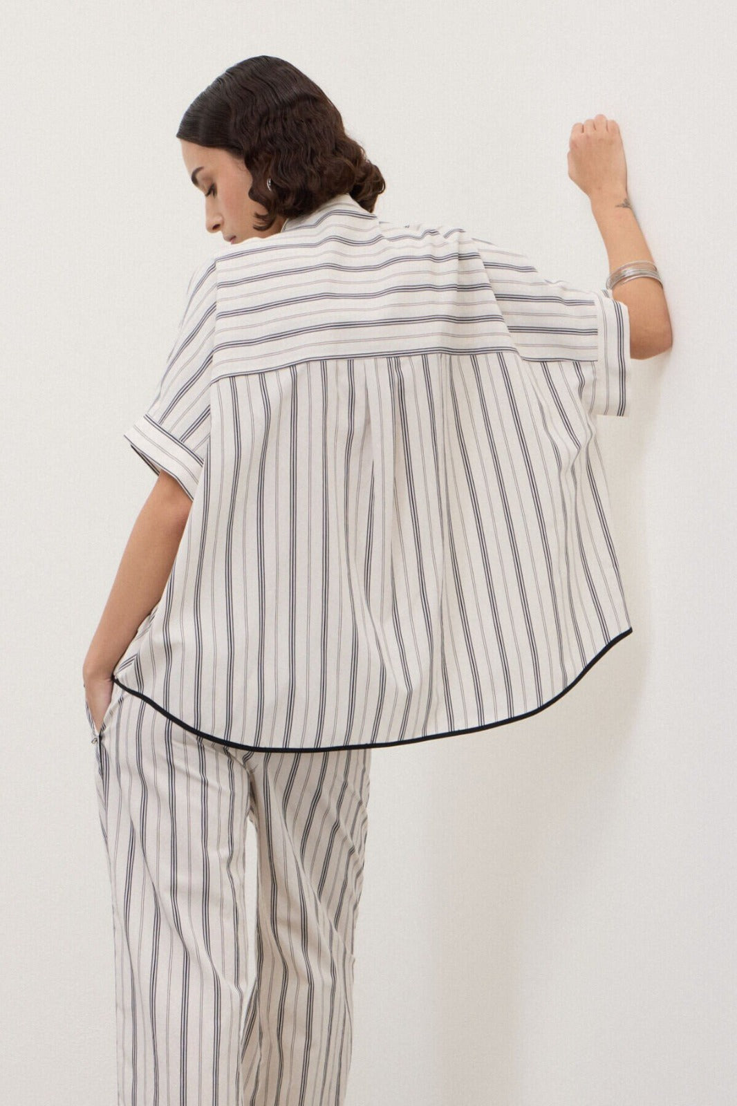 OTTO D’AME - CAMICIA FLUIDA IN VISCOSA CON RIGHE VERTICALI, COLLO ALLA COREANA E MEZZA MANICA.