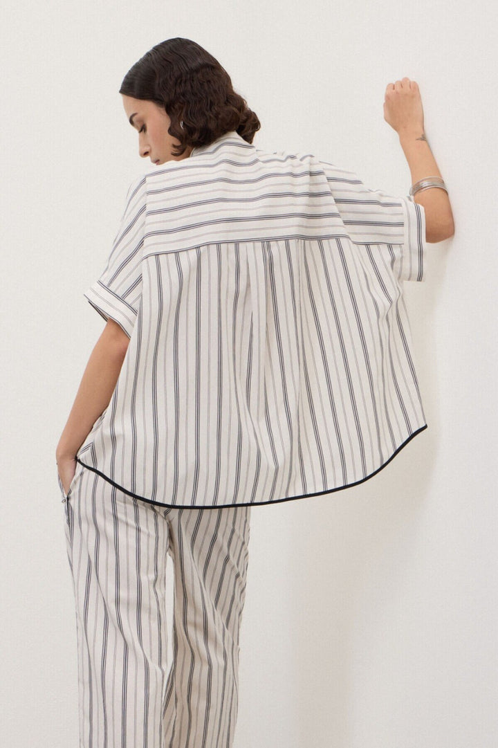 OTTO D’AME - CAMICIA FLUIDA IN VISCOSA CON RIGHE VERTICALI, COLLO ALLA COREANA E MEZZA MANICA.
