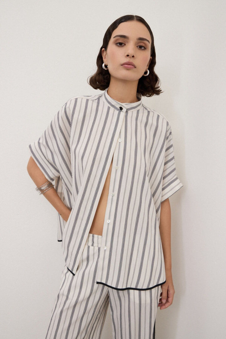 OTTO D’AME - CAMICIA FLUIDA IN VISCOSA CON RIGHE VERTICALI, COLLO ALLA COREANA E MEZZA MANICA.