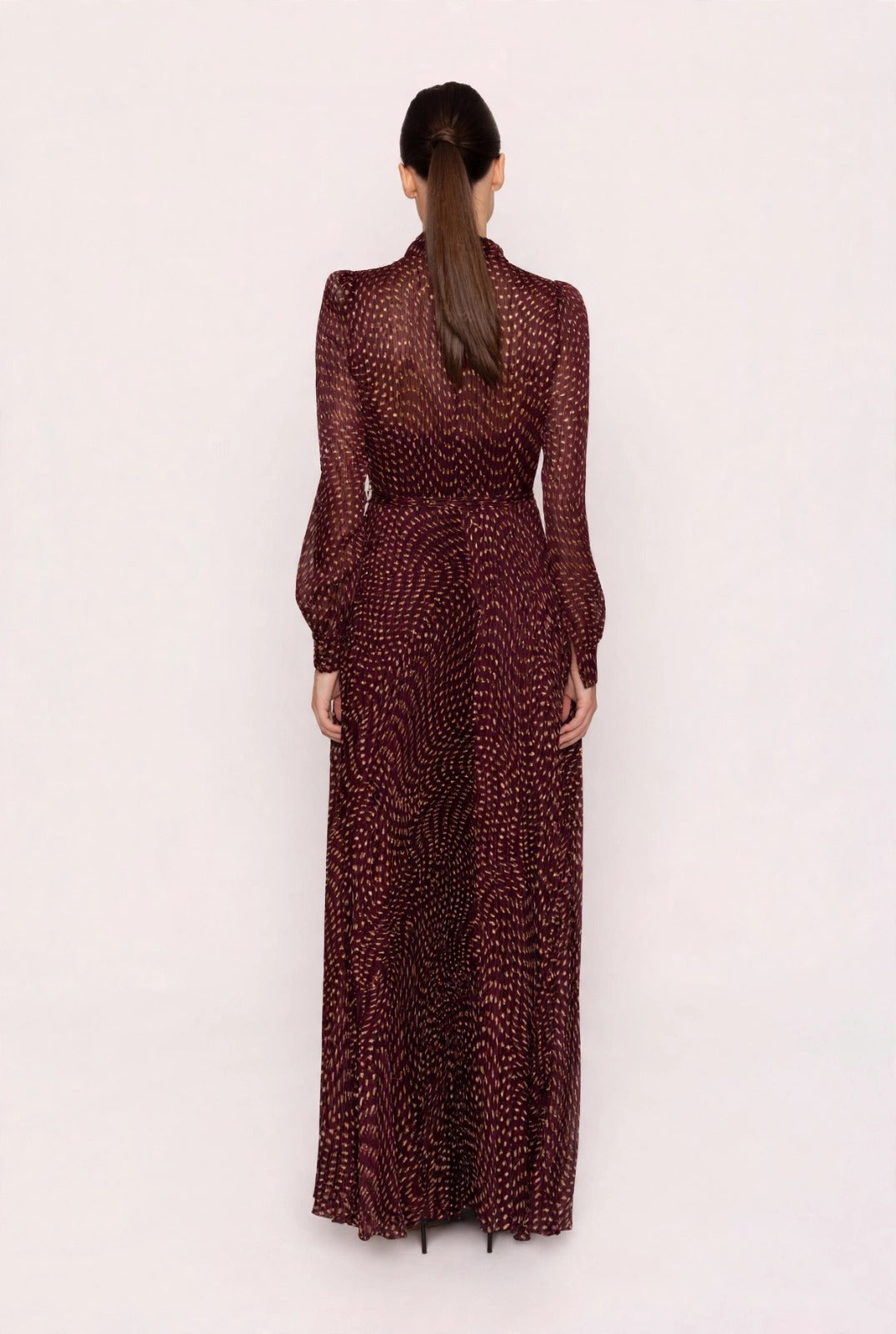 CARLA RUIZ - ABITO LUNGO IN CHIFFON PLISSÉ CON STAMPA ASTRATTA A ONDE