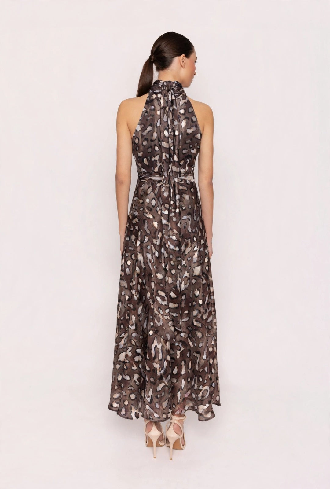 CARLA RUIZ - ABITO MAXI SENZA MANICHE IN CHIFFON CON STAMPA ANIMALIER SFUMATA A MACCHIE IRREGOLARI SU FONDO SCURO