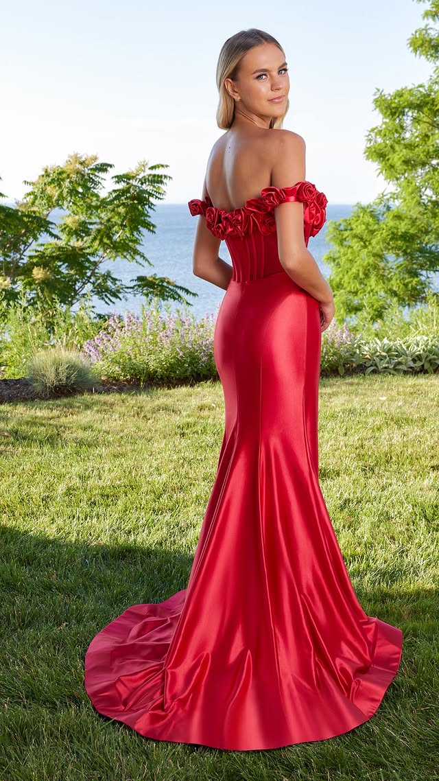 MORILEE - ABITO LUNGO A SIRENA IN RASO CON BUSTIER ILLUSION A STECCHE, MAXI ROSE APPLICATE OFF-SHOULDER E STRASCICO