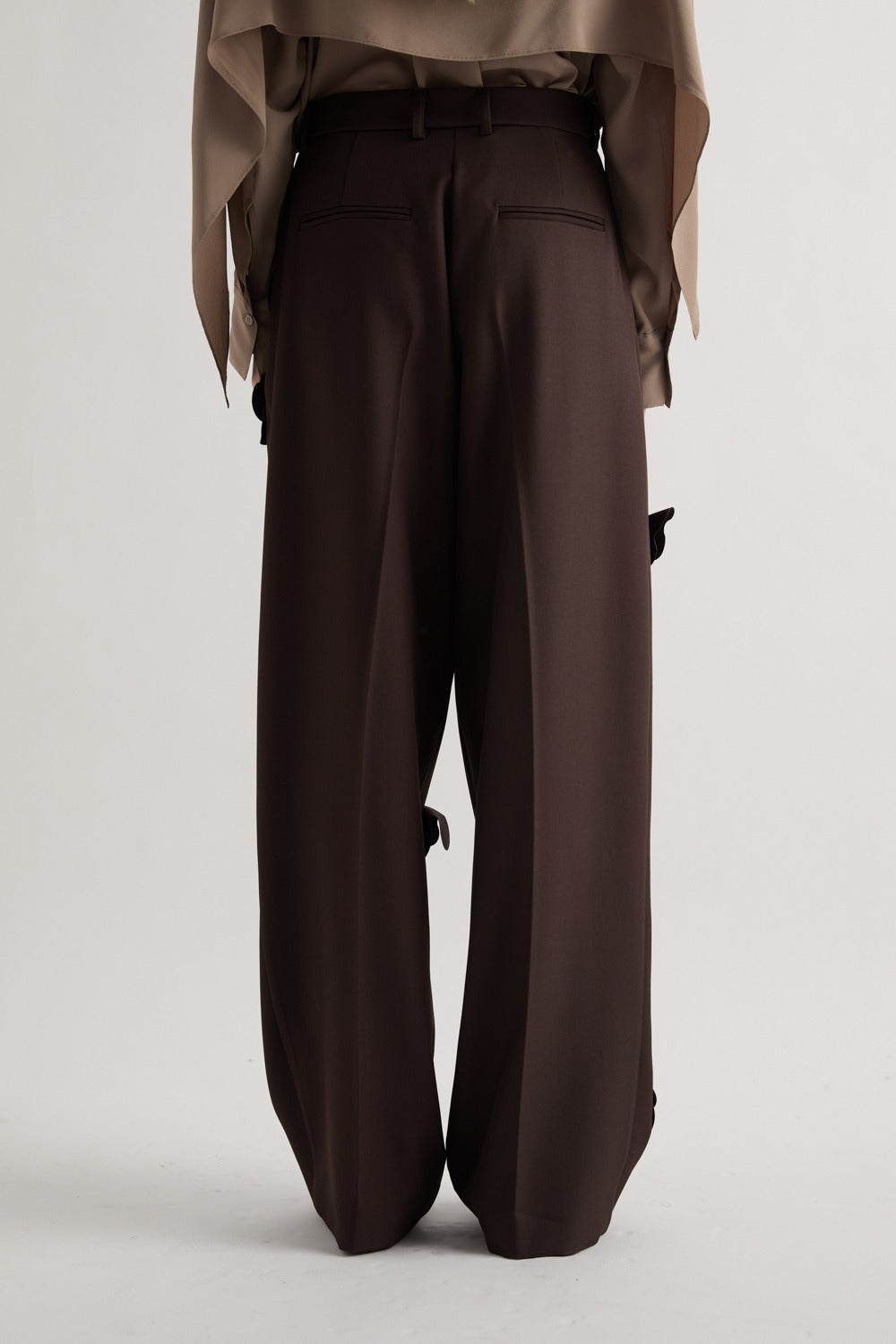 MEIMEI J - PANTALONE CON APPLICAZIONI FLOREALI TONO SU TONO