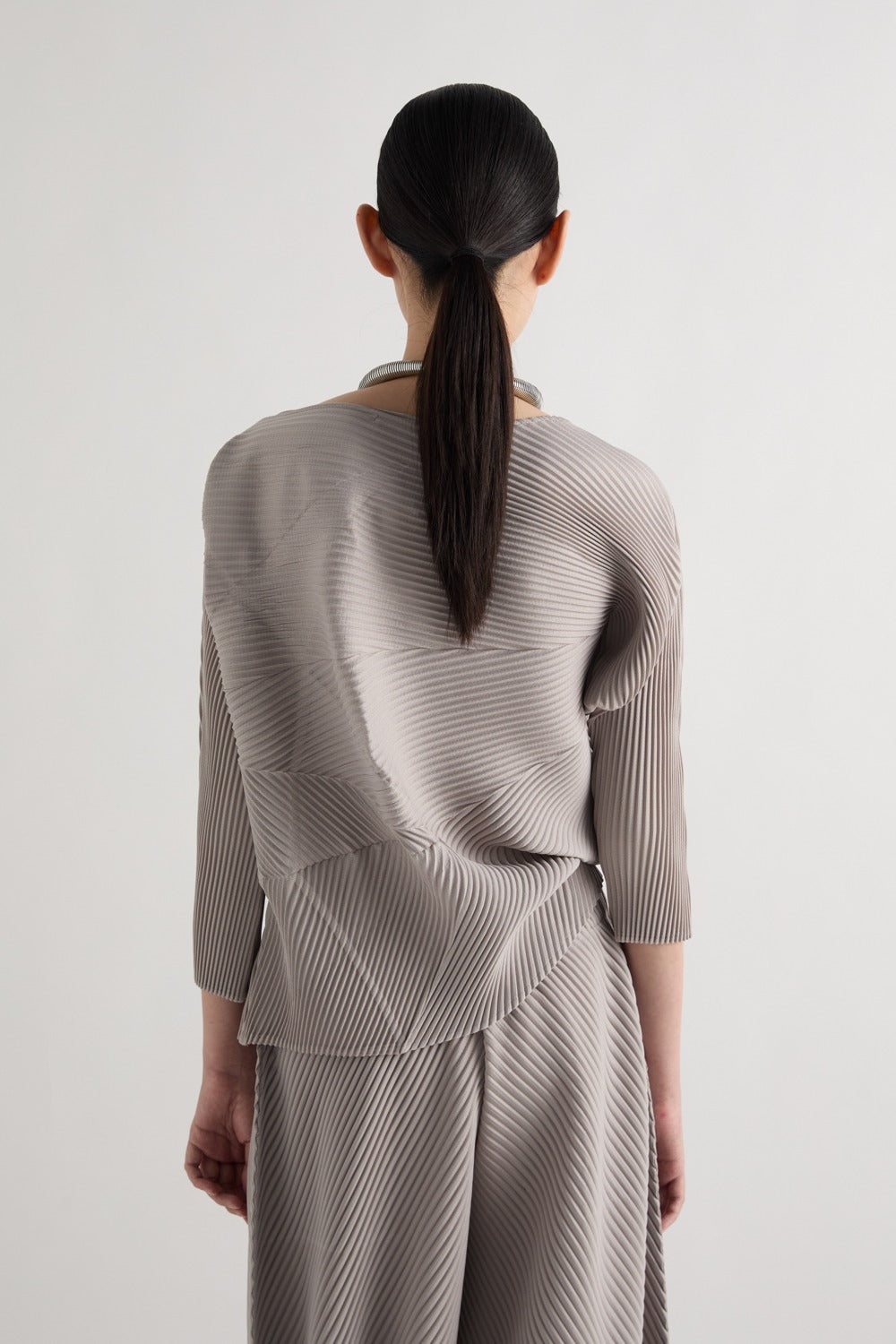 MEIMEI J - BLUSA DALLA SILHOUETTE SCULTOREA CHE FA COPPIA CON I PANTALONI DELLA STESSA LAVORAZIONE, PER UN TOTAL LOOK DI GRANDE