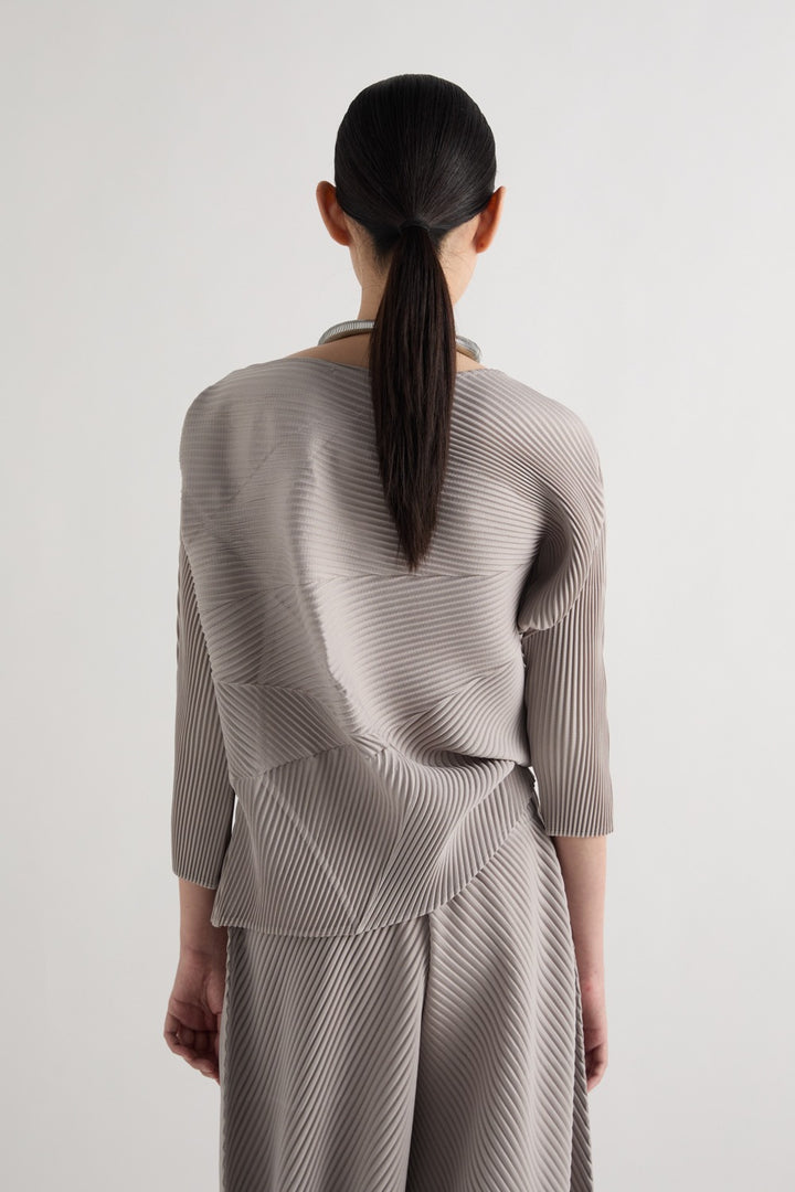 MEIMEI J - BLUSA DALLA SILHOUETTE SCULTOREA CHE FA COPPIA CON I PANTALONI DELLA STESSA LAVORAZIONE, PER UN TOTAL LOOK DI GRANDE