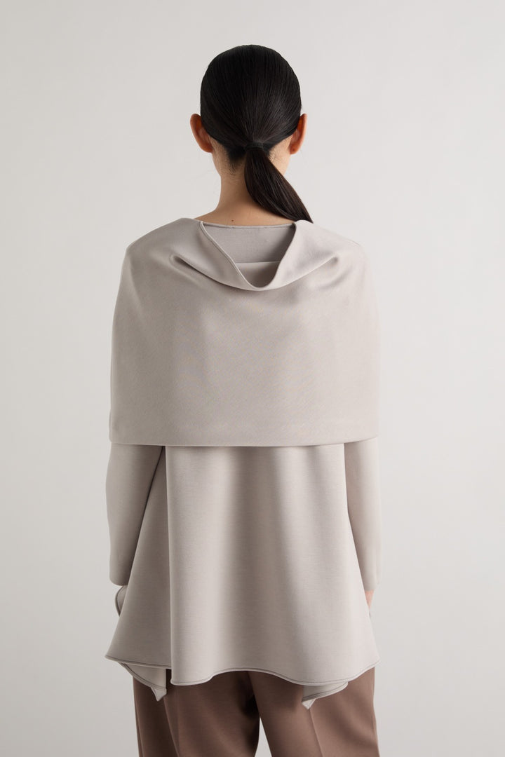 MEIMEI J - MAGLIA DALLA SILHOUETTE AVVOLGENTE E SCULTOREA, CON MANTELLA DRAPPEGGIATA CHE CREA UN VOLUME MORBIDO E DI GRANDE