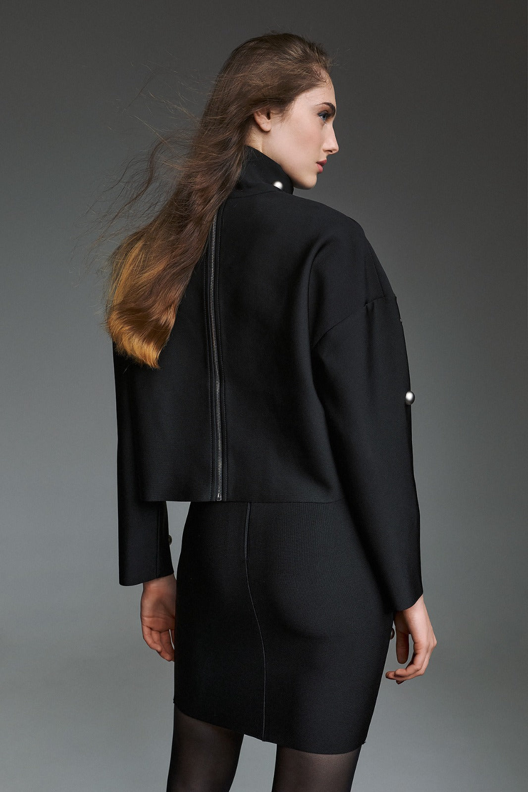 TWINS - GIACCA CROP IN TESSUTO TECNICO CON PERLE MAXI E ZIP POSTERIORE