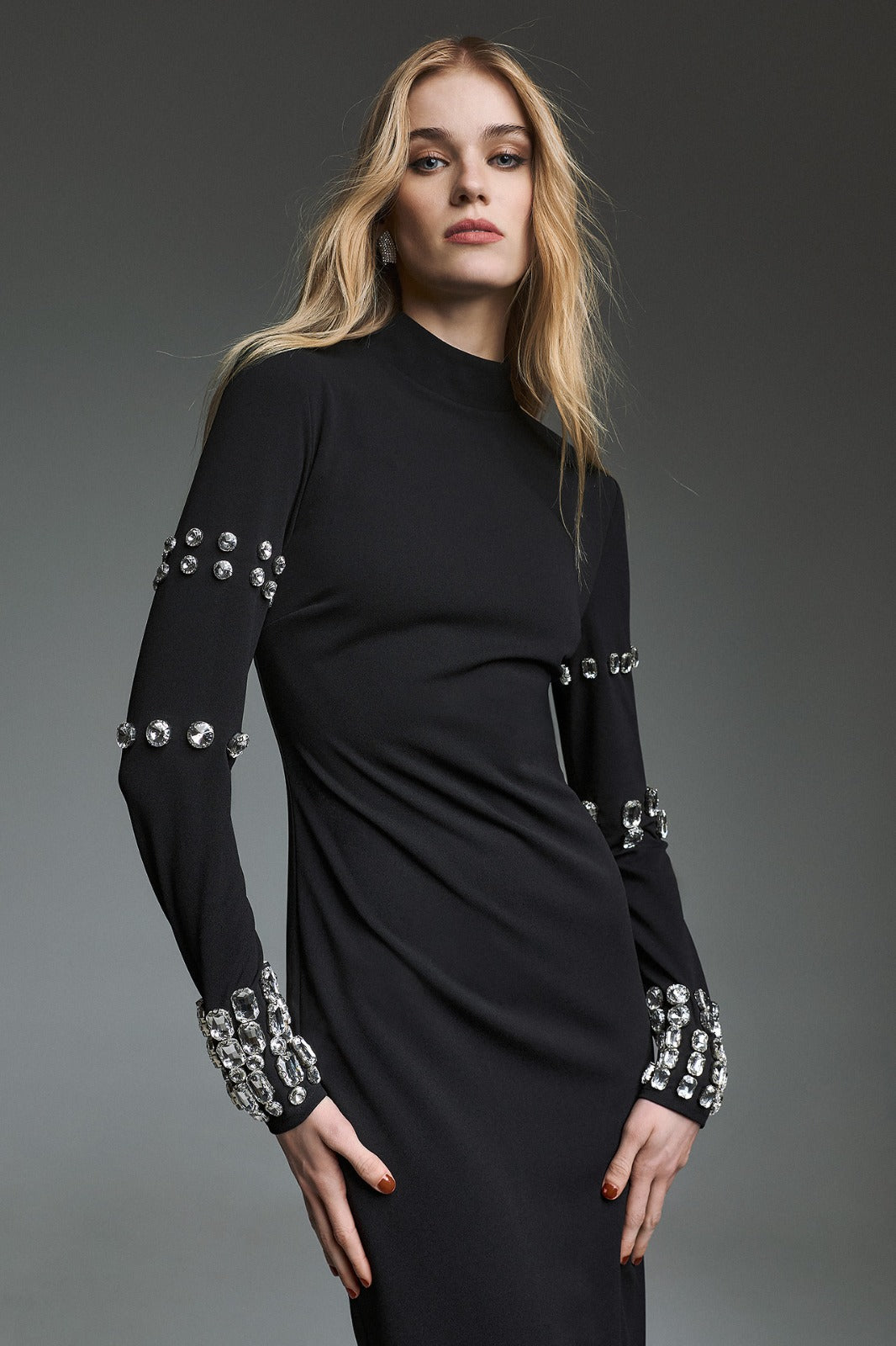 TWINS - ABITO MIDI IN MAGLIA CON CRISTALLI E POLSINI GIOIELLO