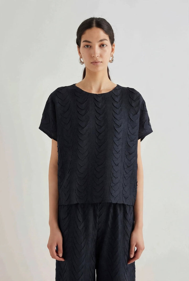 MEIMEI J - BLUSA PLISSETTATA DISEGNO TRECCIA- DISPONIBILE BLU NOTTE