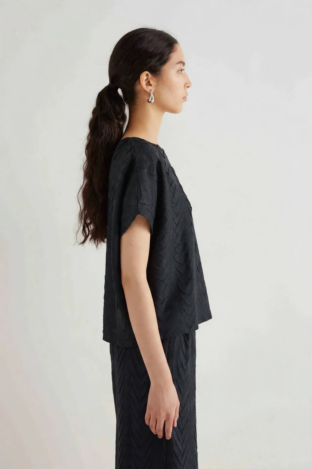 MEIMEI J - BLUSA PLISSETTATA DISEGNO TRECCIA- DISPONIBILE BLU NOTTE
