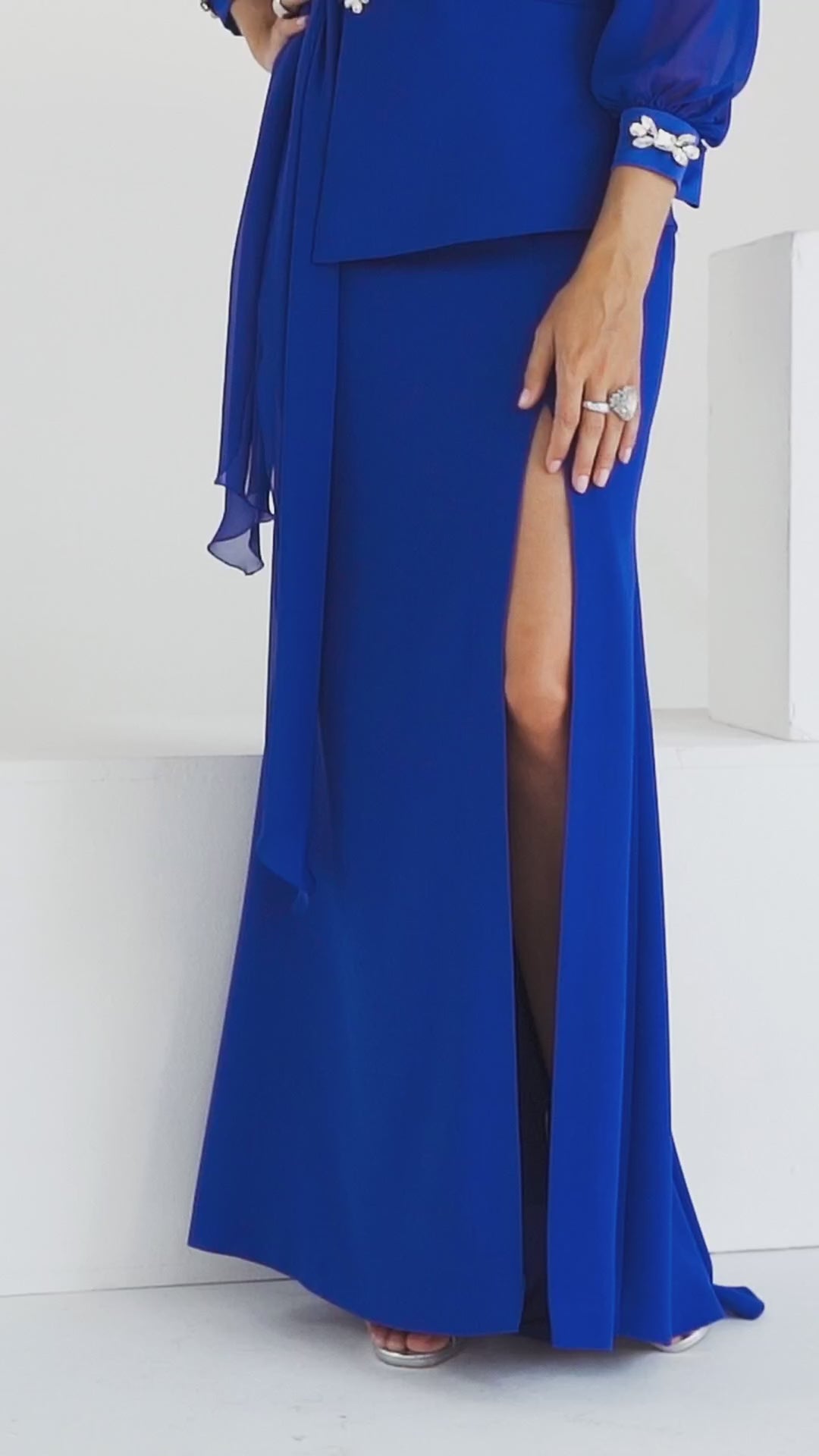 FLÒ - ABITO LUNGO ELEGANTE CON SPACCO E MANICHE IN CHIFFON